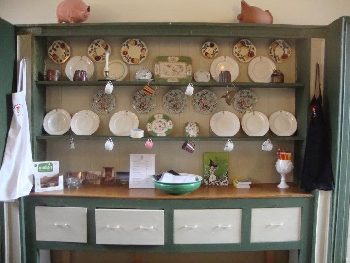 tearoom-dresser